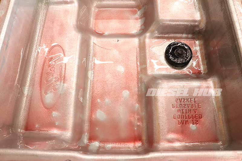 Clean transmission pan with little clutch material