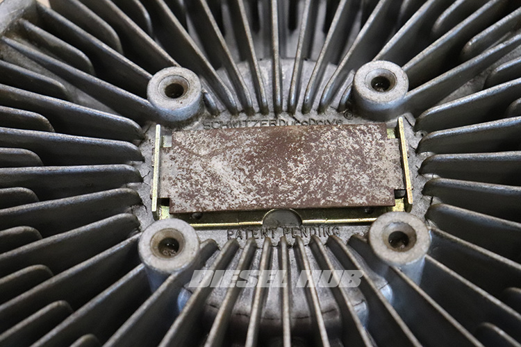 Close-up of an alternative type of thermostatic metering device at the face of a fan clutch