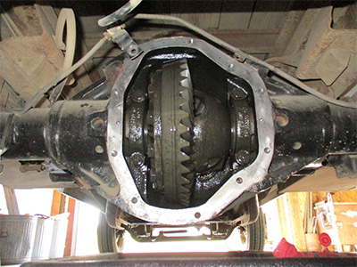 Dana 80 rear differential with cover removed, oil draining
