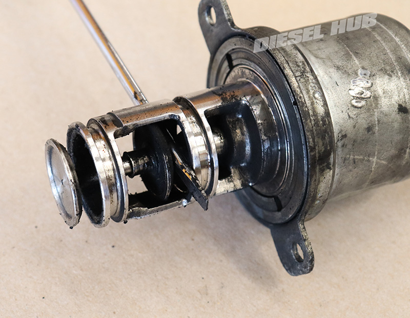 Opening the EGR valve to clean the valve seats